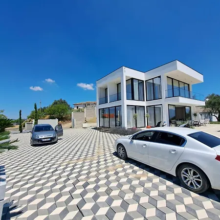 Cubi * Tirana